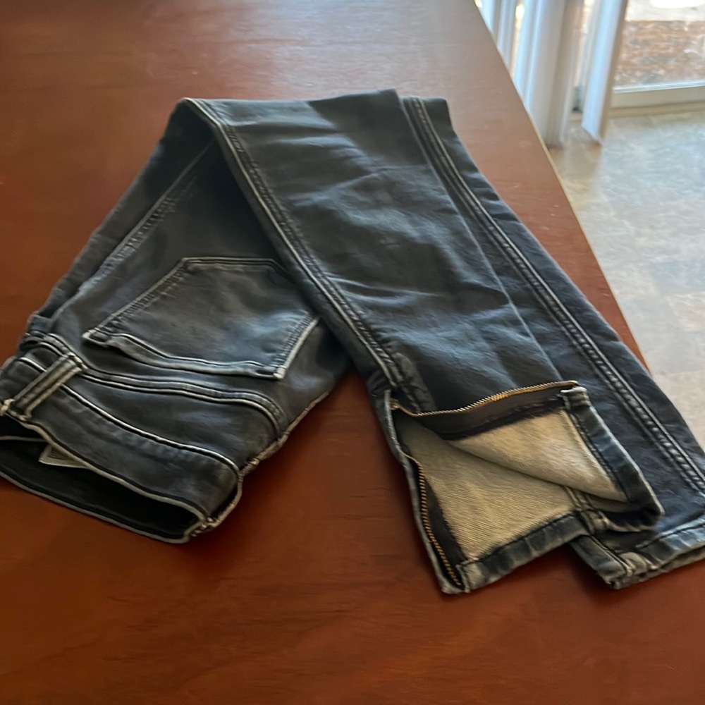 Banana Republic Legging jeans. In great condition I just can’t wear them anymore